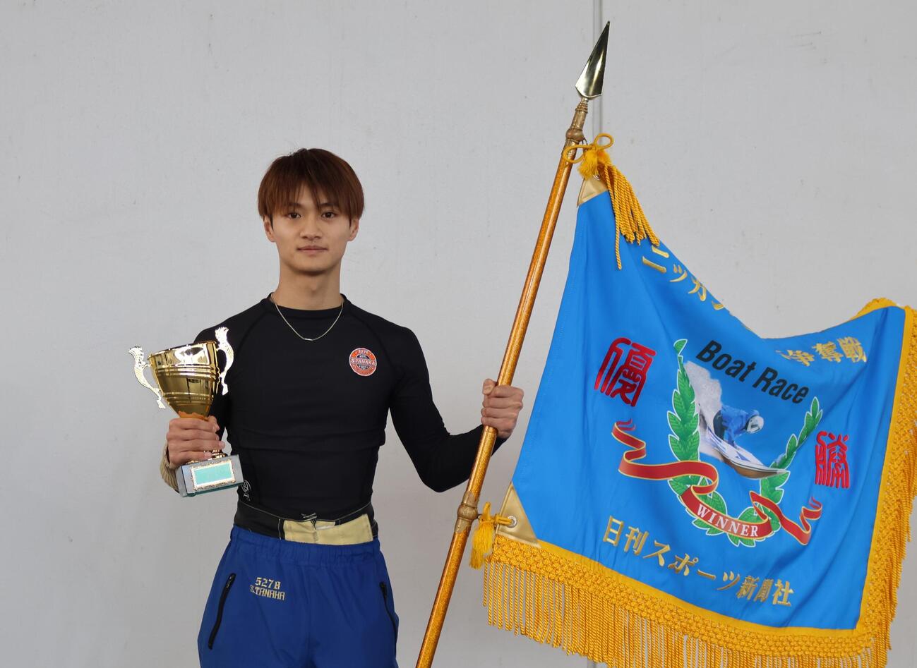 優勝戦は田中駿兵がイン先マイに成功。カップと優勝旗を手にした（撮影・北條直治）