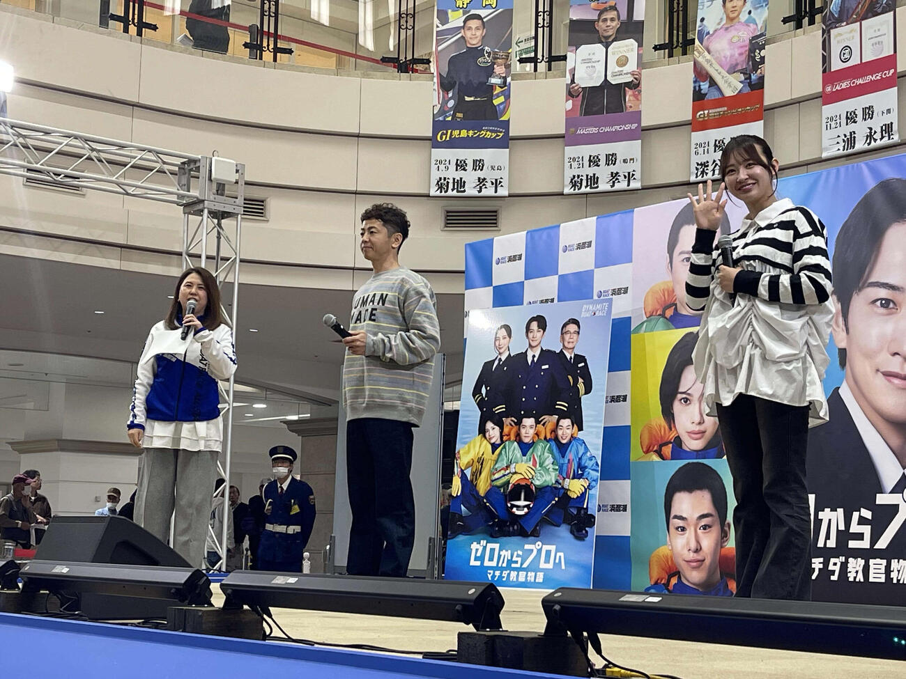 トークショーをする石野貴之（中）、松本日向さん（右）。左はMCの星野あゆみさん