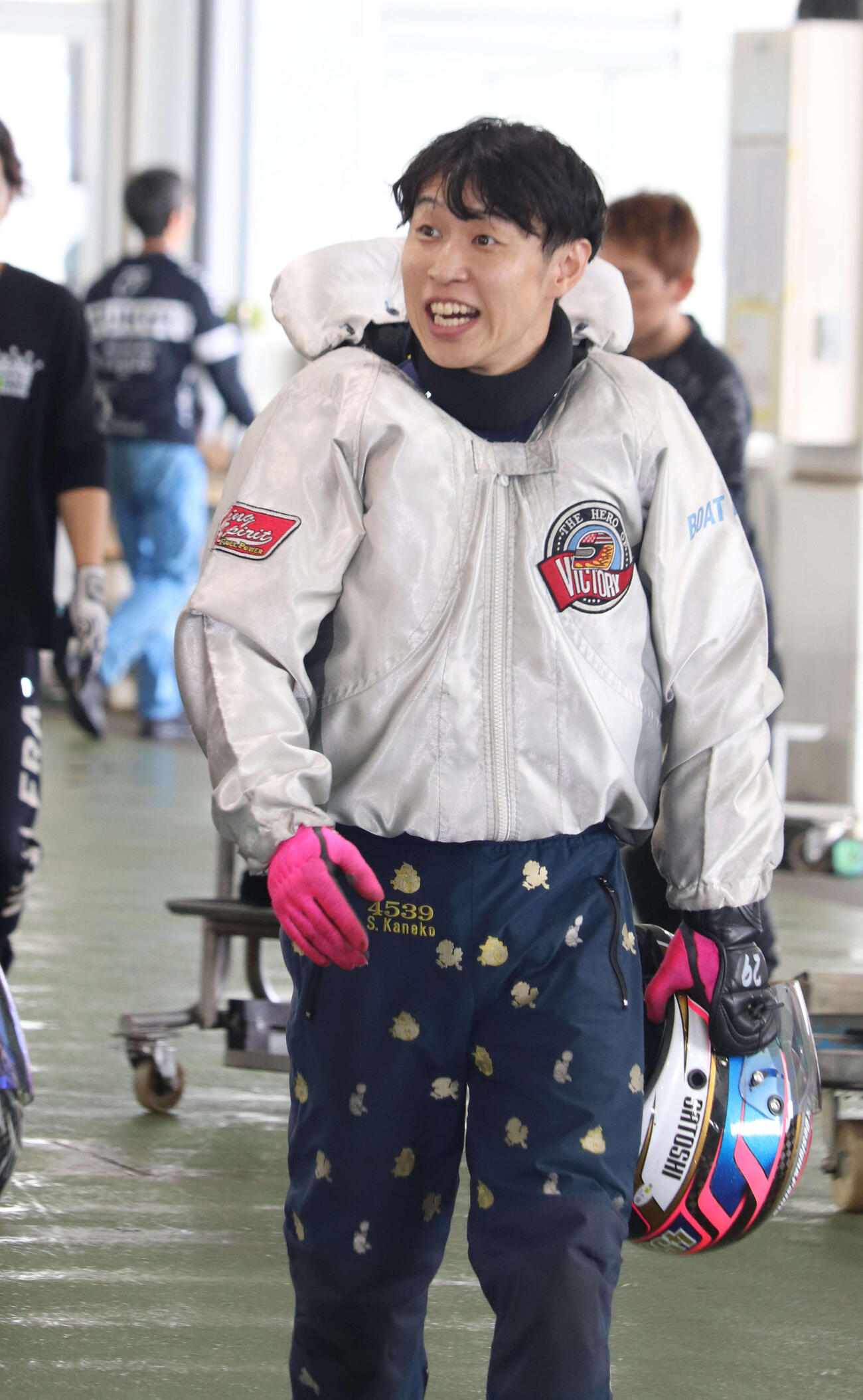 金子賢志が強烈なスリット足で一撃だ