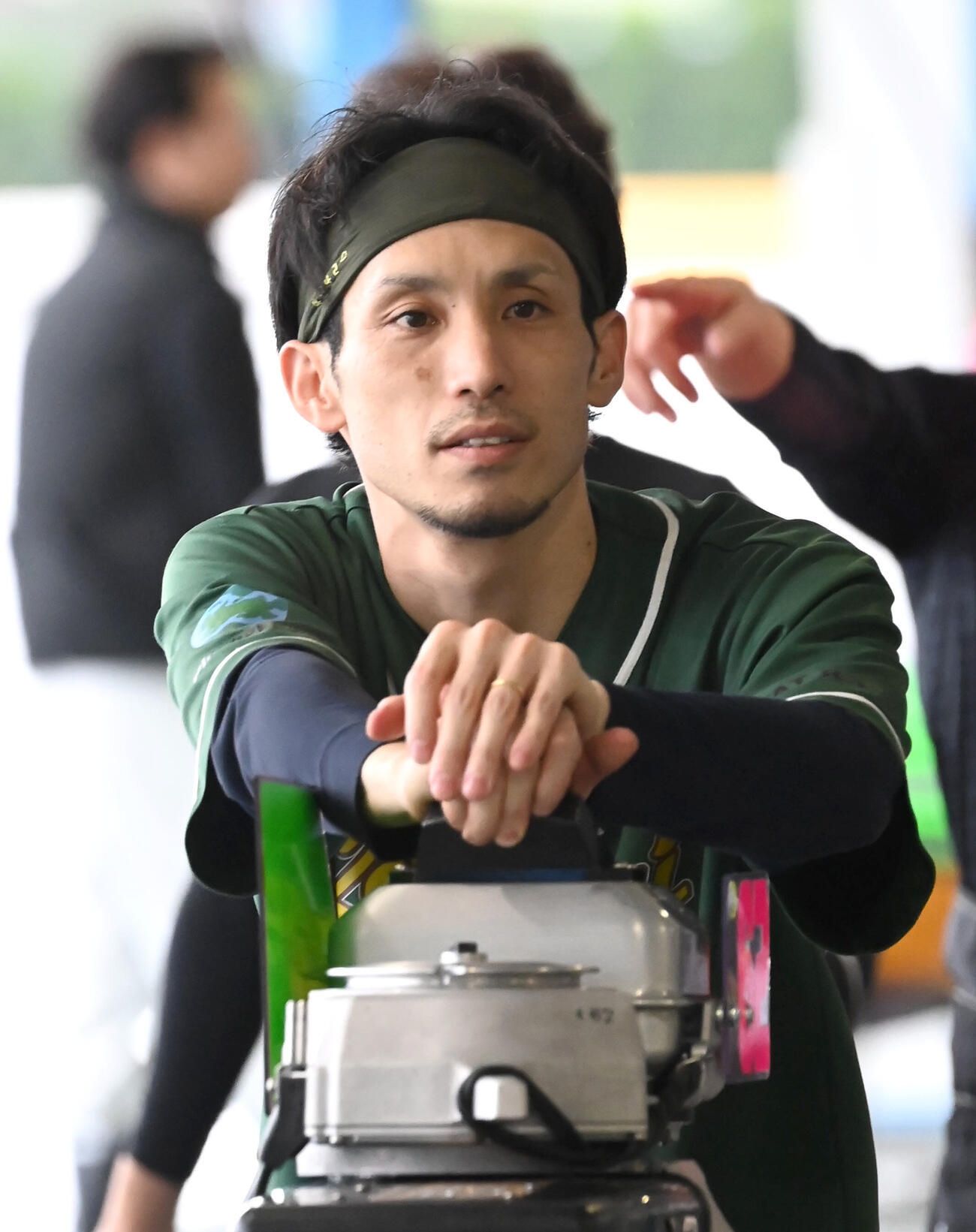 柴田朋哉が猫の手も借りて？　デビュー初優勝を狙う（撮影・石井愛子）