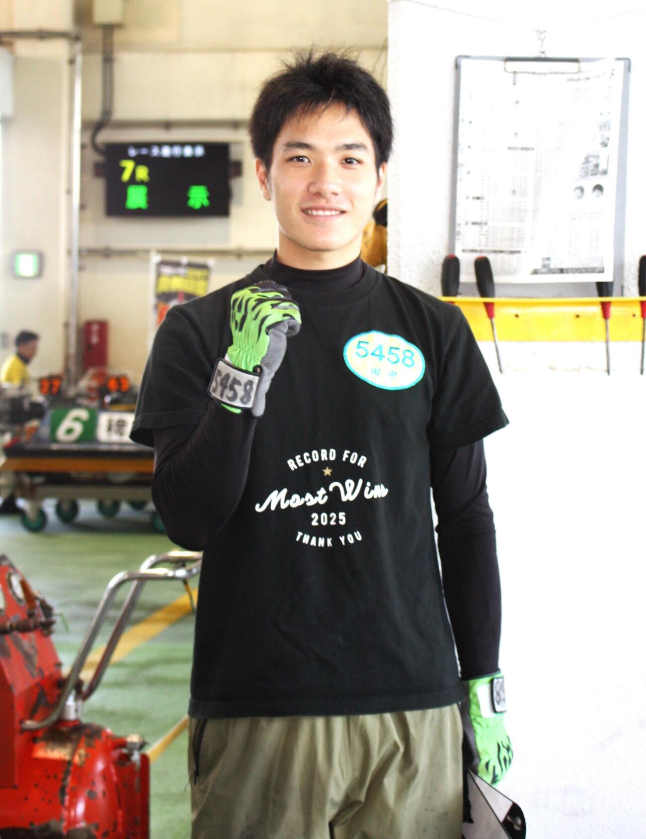 田中大輝がデビュー初勝利を挙げてガッツポーズ