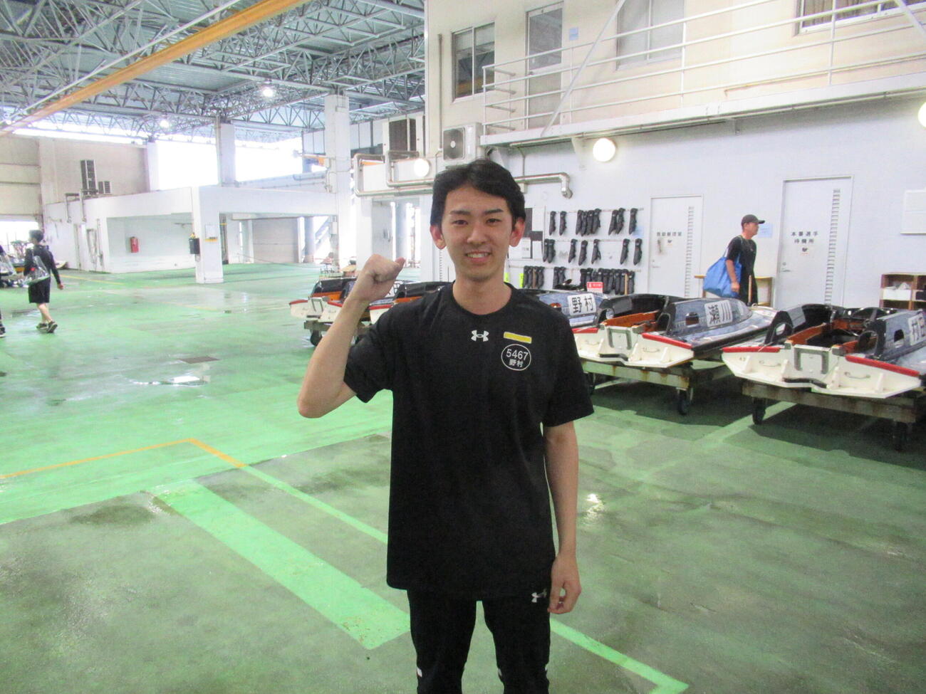 デビュー8節目にして初の予選突破を決め笑顔でガッツポーズをする野村羽玖