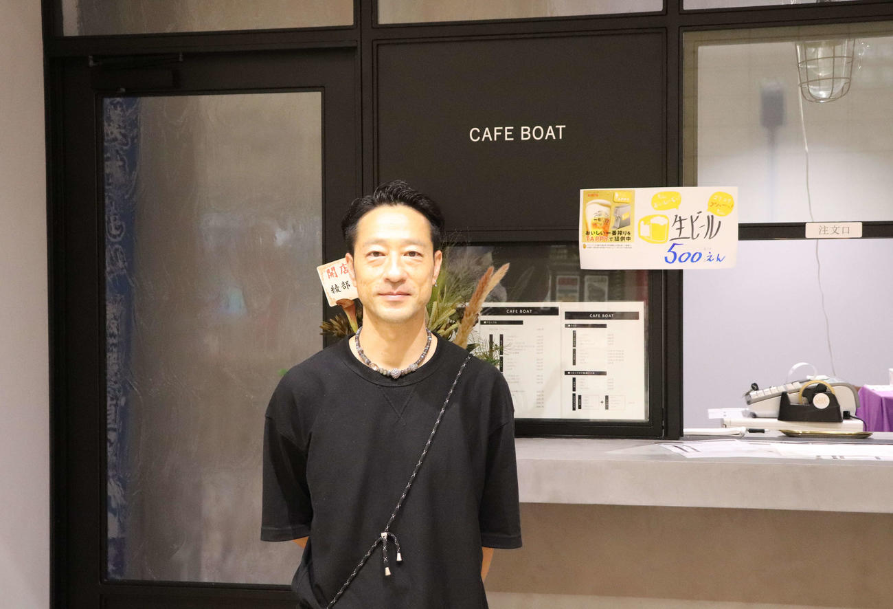 浜名湖ボートにある自身の店“CAFE BOAT”の前に立つ新藤哲三さん