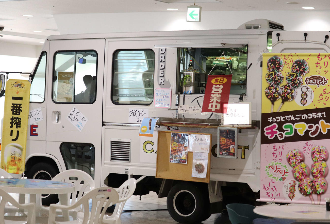 アトリウムの中央ではキッチンカーも出店