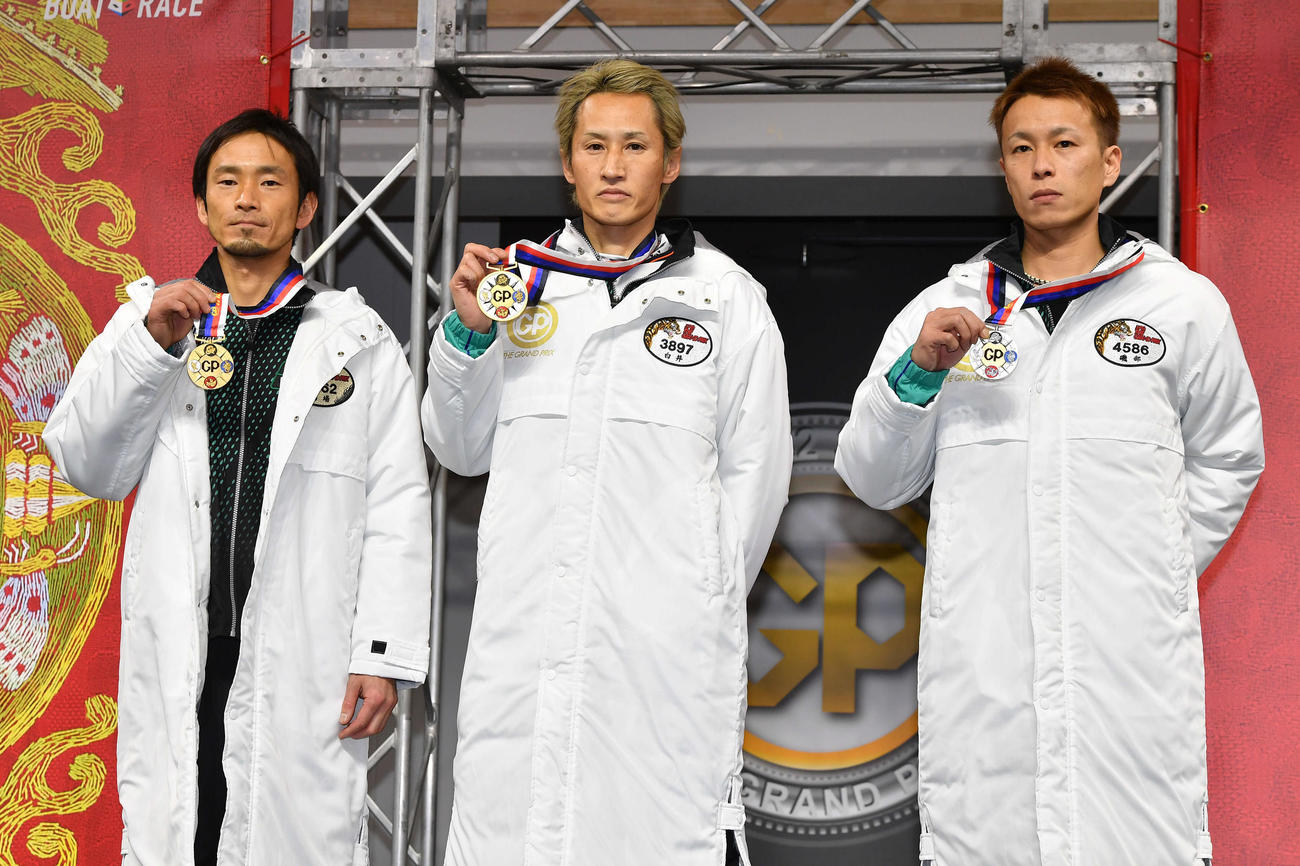 昨年の大村SGグランプリで2位の馬場貴也（左）。中央は優勝した白井英治、右は3位磯部誠