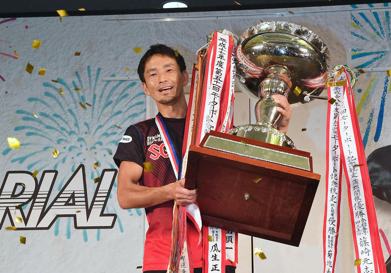 27日、福岡SGメモリアルを制し笑顔で優勝カップを掲げる馬場貴也
