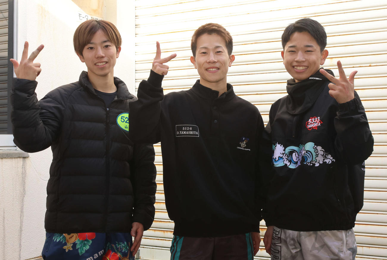 並びからポーズまで相談をして撮影。（写真左から）山下拓巳、山下大輝、山下智己の3兄弟が尼崎年末開催でそろって出場した（撮影・北條直治）