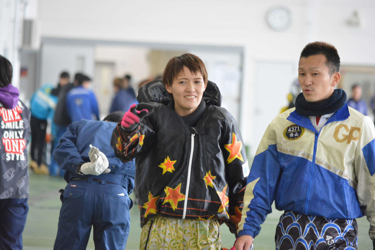 レース後の渡辺優美（左）と話す西山貴浩（右）