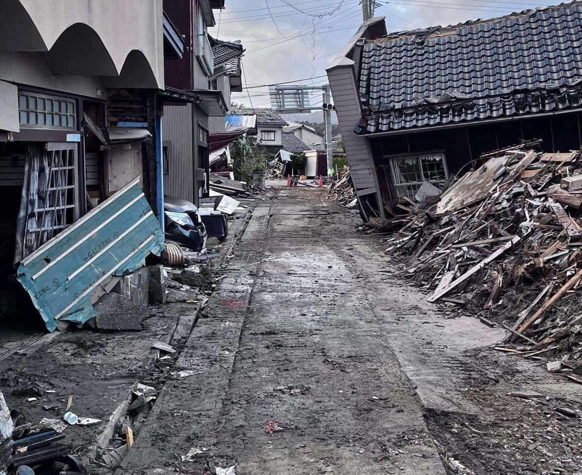 車両十数台を移動させ、珠洲市鵜飼漁港へ通ずる道が開通した（写真は日本財団提供）

