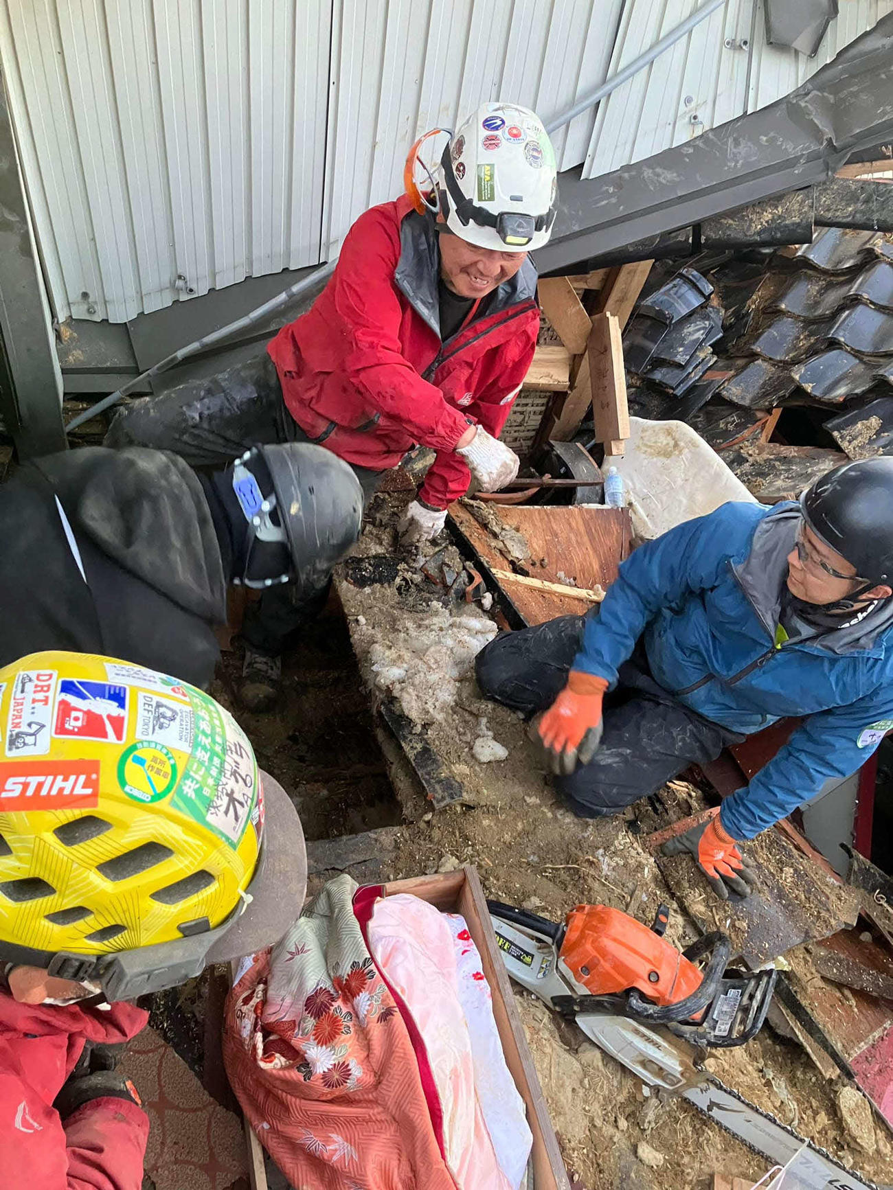 珠洲市内で被災した美容室から成人式用の着物を救出（日本財団提供）
