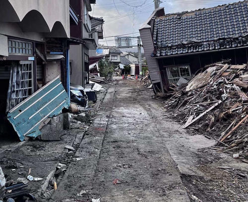 車両十数台を移動させ、珠洲市鵜飼漁港へ通ずる道が開通した(写真は日本財団提供)