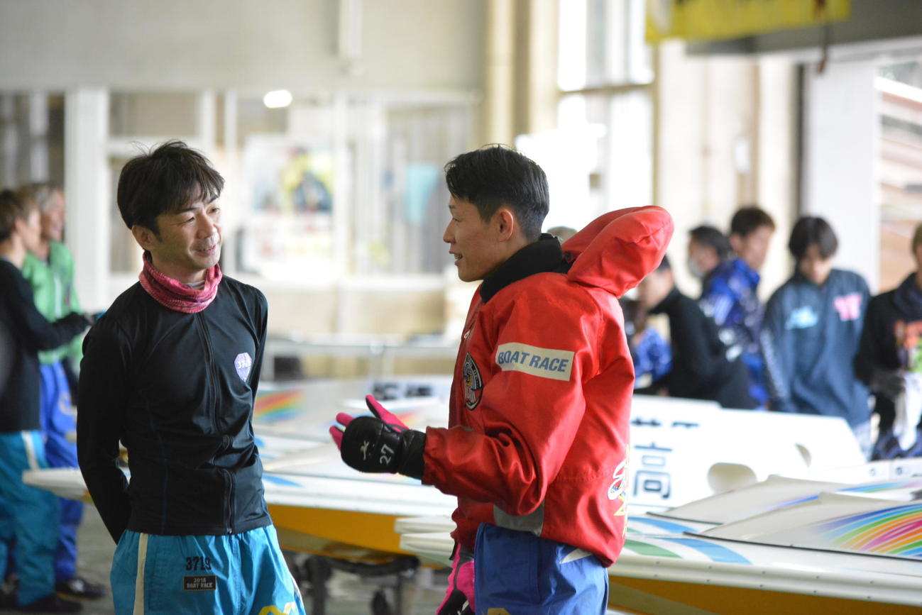 レース後に辻栄蔵（左）と話す茅原悠紀（右）