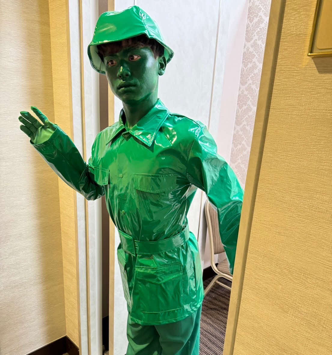 グリーンアーミーメンのコスプレをする藤原碧生（本人提供）
