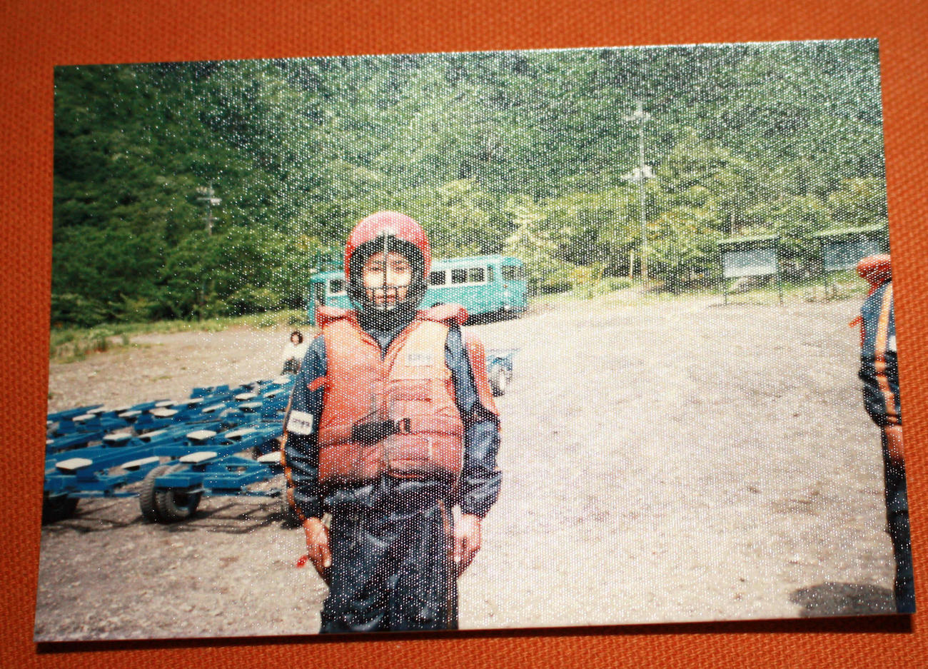 訓練生時代にヘルメットとカポックを装着した岡野記者