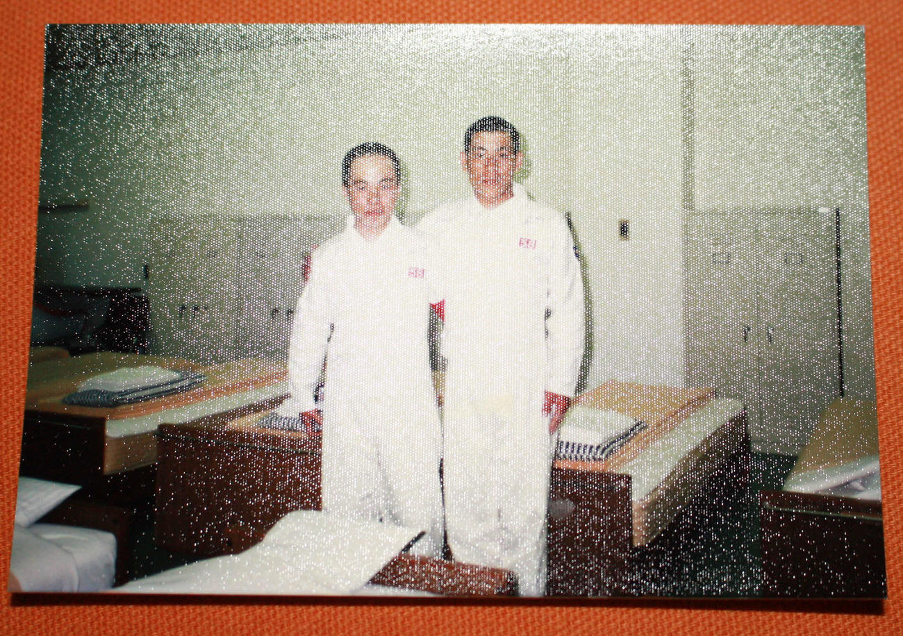 同期で同じ年齢の訓練生と写真に納まる岡野記者（右）