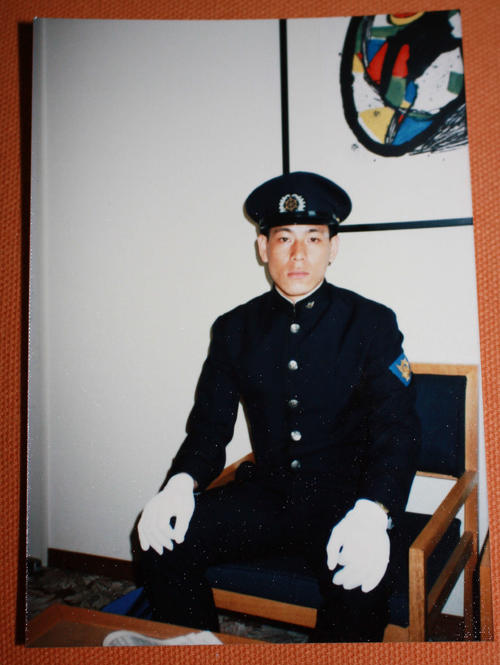 訓練所時代の制服を着る岡野記者