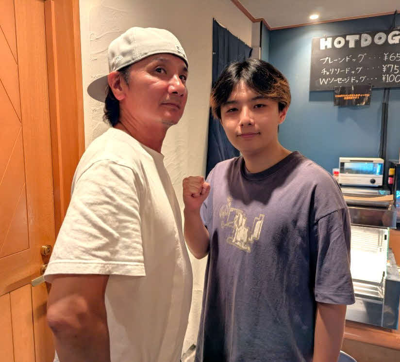 父・吉本玲緒さん（左）と成里さん