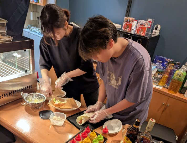 2人で切り盛りする、向井田萌さん（左）と成里さんカップル