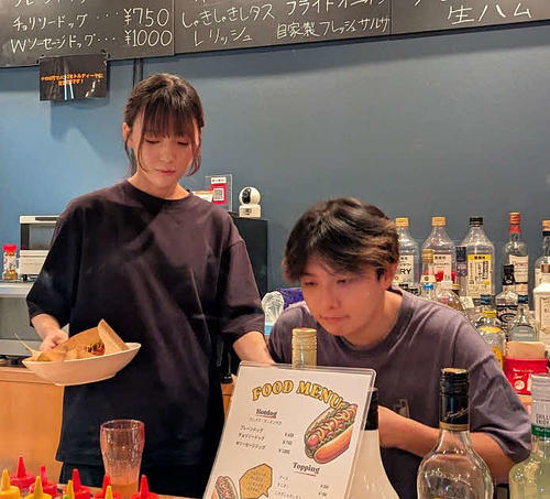 向井田萌さん（左）と成里さんが仲良く調理！