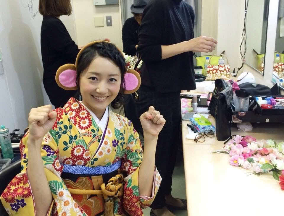 2016年のJLC特番でその年の干支（えと）にちなみ、さるを模した和服を着た平井佳織さん（本人提供）