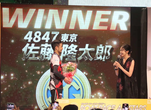 今年まるがめSGオールスターで優勝者表彰のプレゼンターだった平井佳織さん（左は優勝した佐藤隆太郎選手）