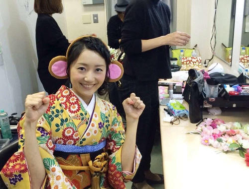2016年のJLC特番でその年の干支（えと）にちなみ、さるを模した和服を着た平井佳織さん（本人提供）