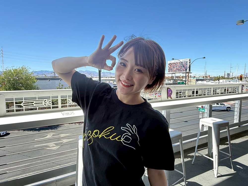 ポーズを決めるなつぽい