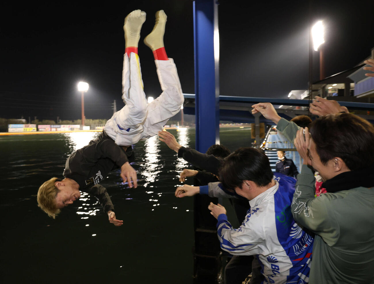 1Rで初勝利を挙げ水神祭で水面に投げ込まれる竹下大樹（撮影・西尾就之）