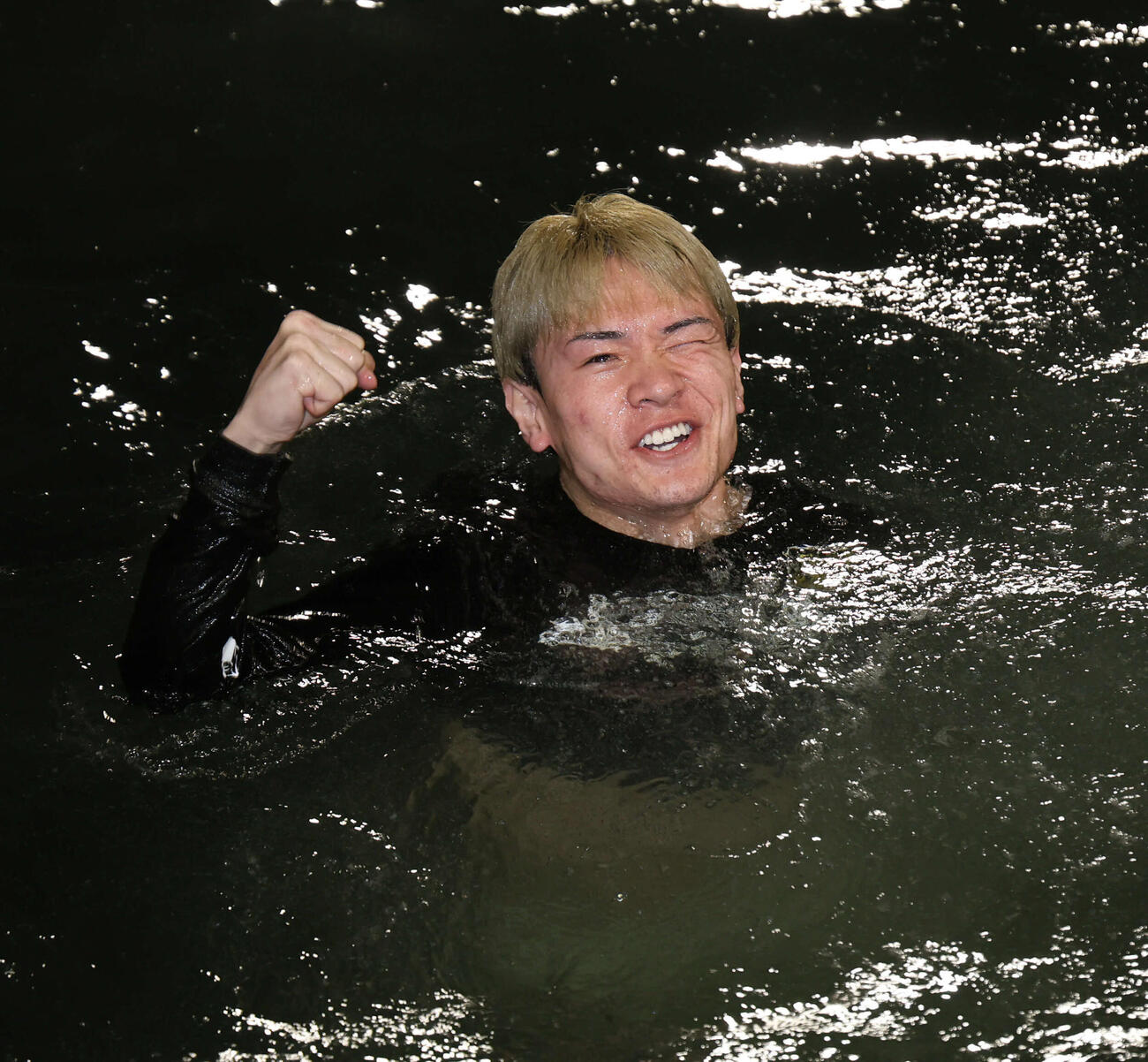 1Rで初勝利を挙げ水神祭で水面に投げ込まれ水中でガッツポーズする竹下大樹（撮影・西尾就之）