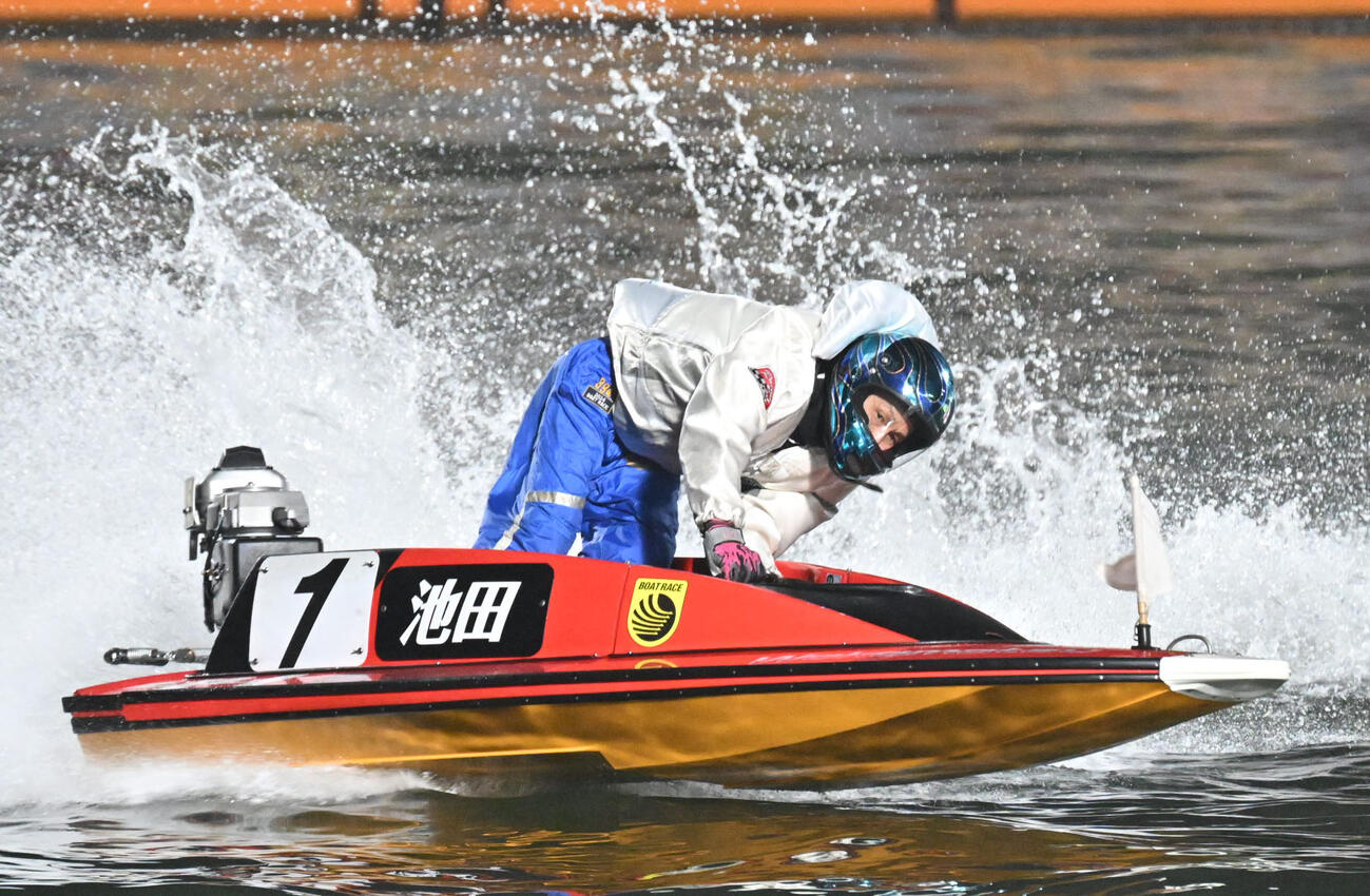 9R　第二周回目2マークを先頭に旋回する1号艇の池田浩二（撮影・林敢治）