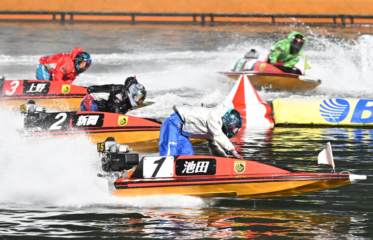 9R　第一周回目2マークを先頭に旋回する1号艇の池田浩二（撮影・林敢治）