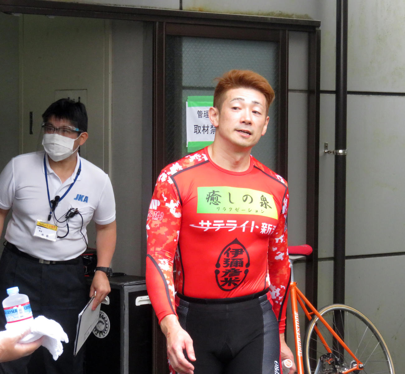 悔しそうな表情で会見場に表れた諸橋愛（撮影・山本幸史）