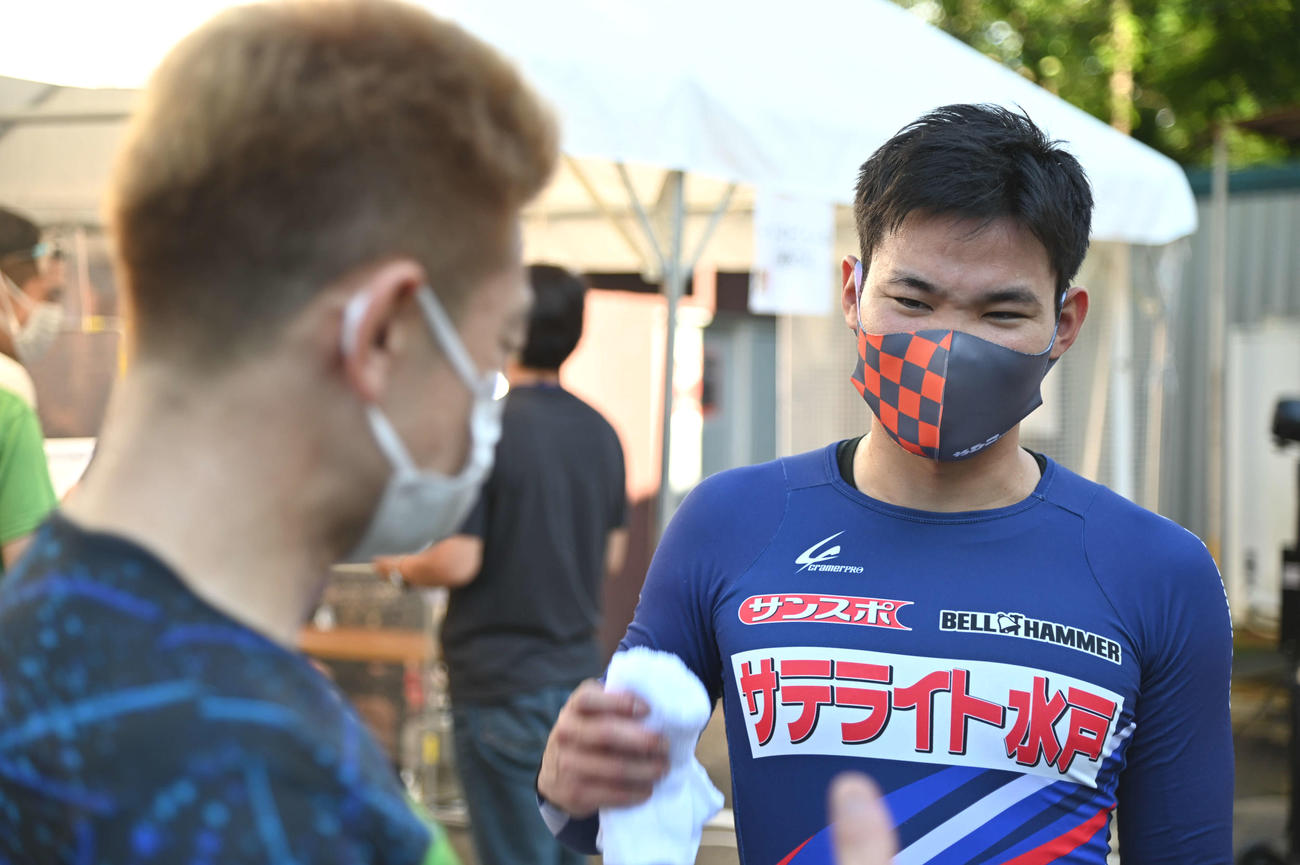 吉田拓矢（右）は諸橋愛とレースを振り返る