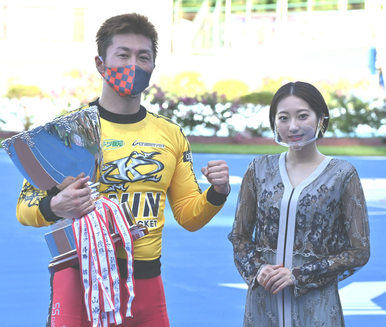 弥彦G3連覇を果たし、女優の武田玲奈（右）から祝福を受ける平原康多