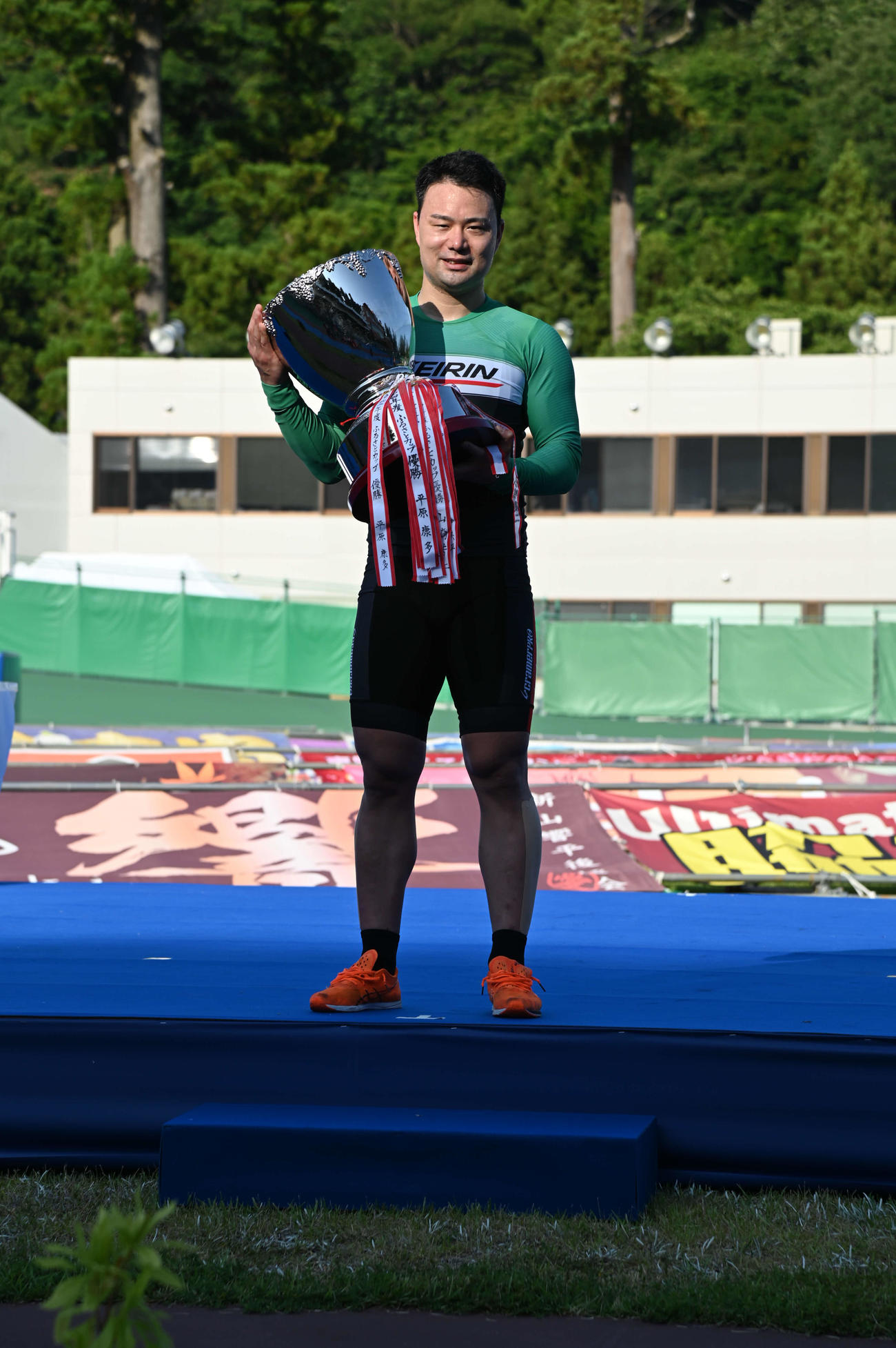 優勝カップを抱え笑顔の末木浩二