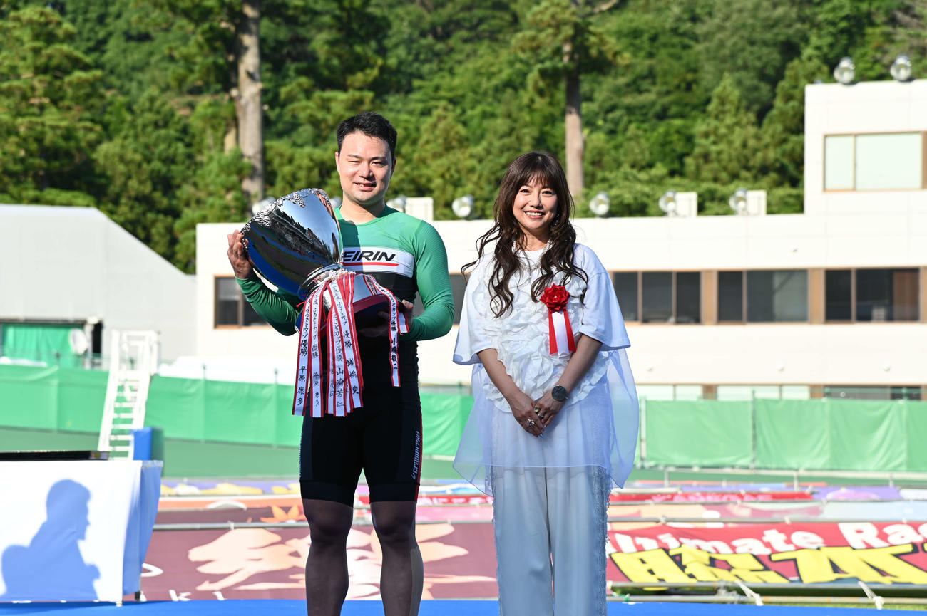 G3初優勝を果たした末木浩二（左）は島谷ひとみから祝福を受ける