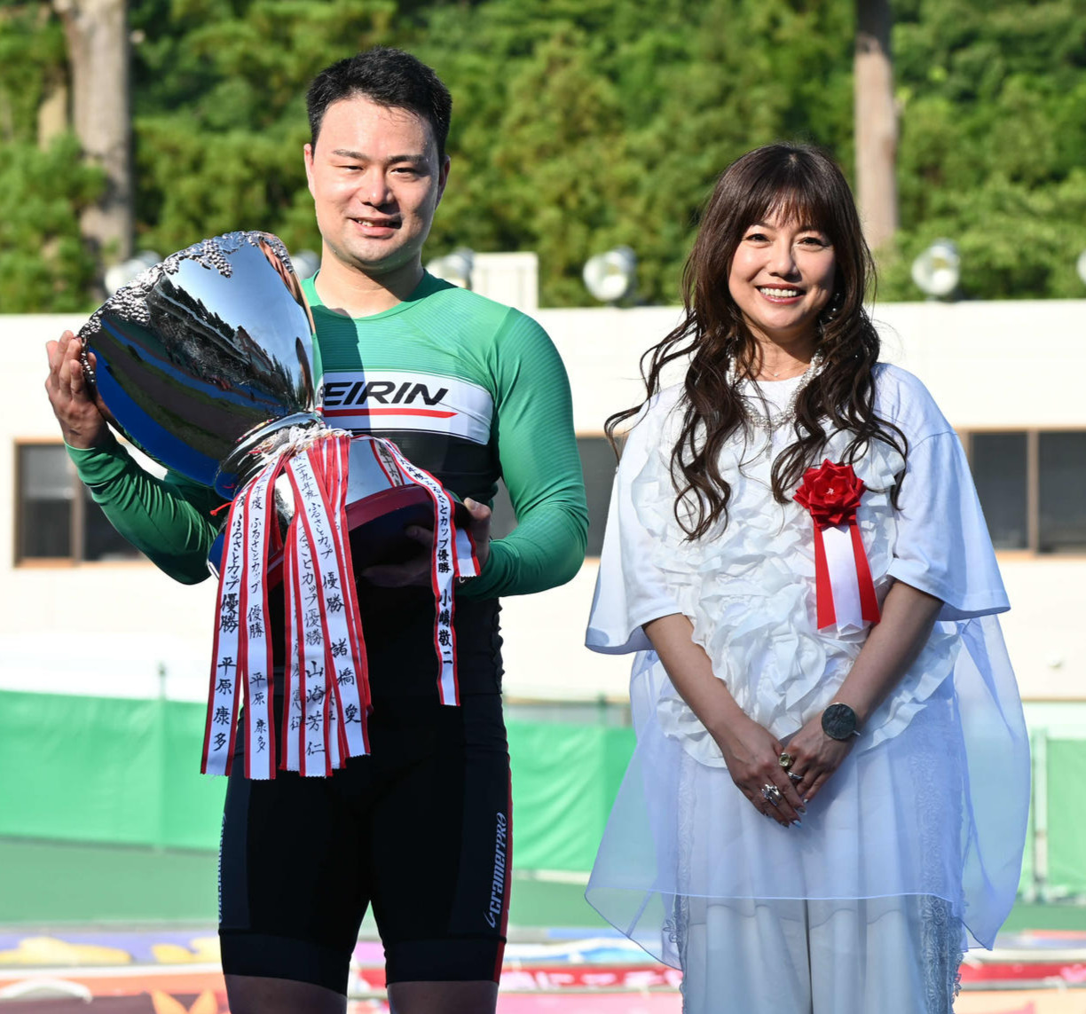 G3初優勝を果たした末木浩二（左）は島谷ひとみから祝福を受ける