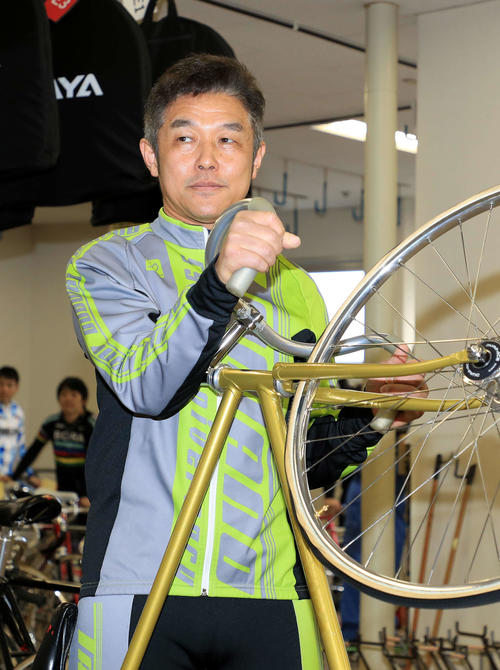 前検を受ける小川功（撮影・鈴木正人）