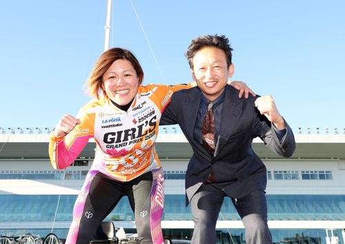 奥井迪（左）と肩を組みガッツポーズするヤマコウ。優勝の可能性は十分とみた（撮影・鈴木正人）