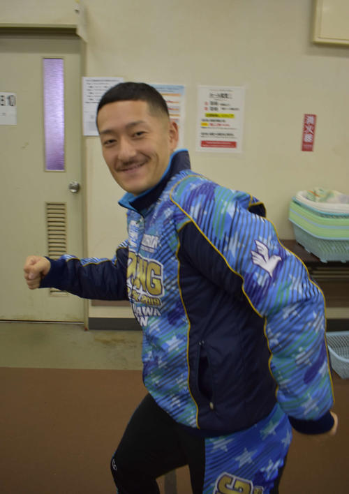 前日の選手紹介に向かう前におどける松井宏佑（撮影・松井律）