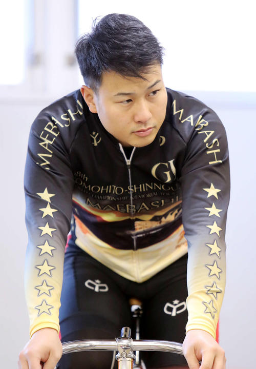 ローラーを踏む松本貴治（撮影・鈴木正人）