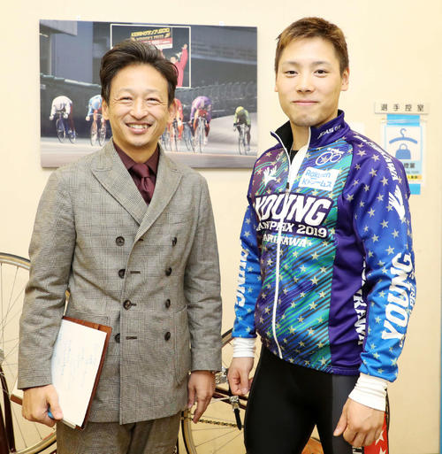笑顔でツーショットのヤマコウは、南潤（右）のヤングGP制覇に期待した（撮影・鈴木正人）