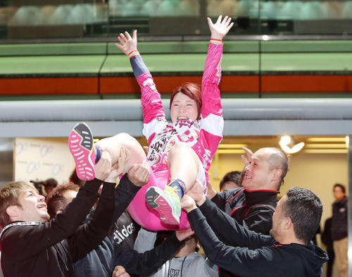 ガールズグランプリ2019を制し胴上げされる児玉碧衣（撮影・鈴木正人）