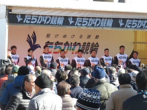 立川競輪　トークショーに臨むグランプリメンバー（左から中川誠一郎、松浦悠士、脇本雄太、佐藤慎太郎、清水裕友、郡司浩平、新田祐大、平原康多、村上博幸）