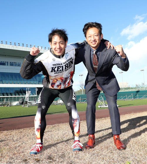 KEIRINグランプリ2019に向け肩を組んでガッツポーズする松浦悠士（左）と山口幸二氏