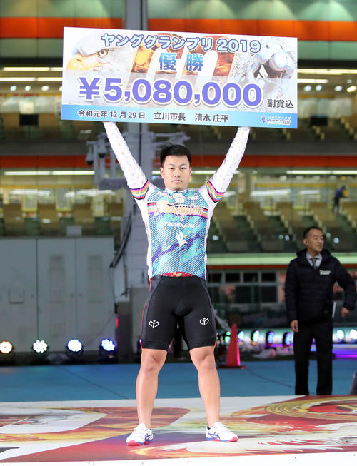 ヤンググランプリ2019を制し賞金ボードを掲げる松本貴治（撮影・鈴木正人）