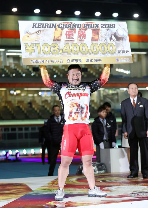 賞金ボードを掲げる佐藤慎太郎（撮影・鈴木正人）