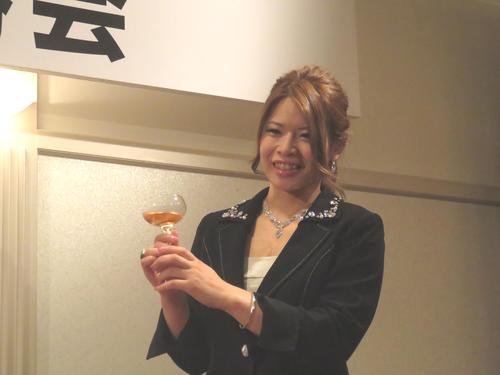 シャンパンを手にする石井寛子