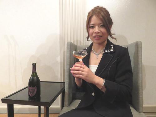 高級シャンパンと女王風の椅子に座る石井寛子