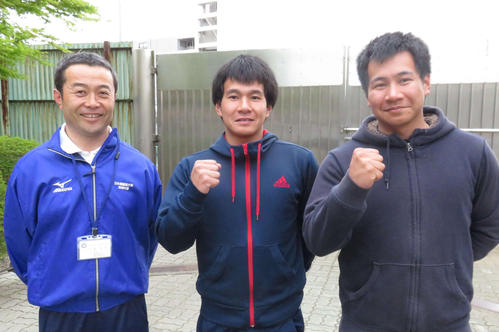 戸辺裕将(左)とともに取手競輪場を訪れた土田栄二(中央)、武志兄弟